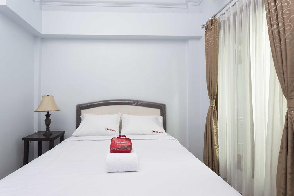 Hotel Reddoorz @ Tanah Baru Depok Exterior foto