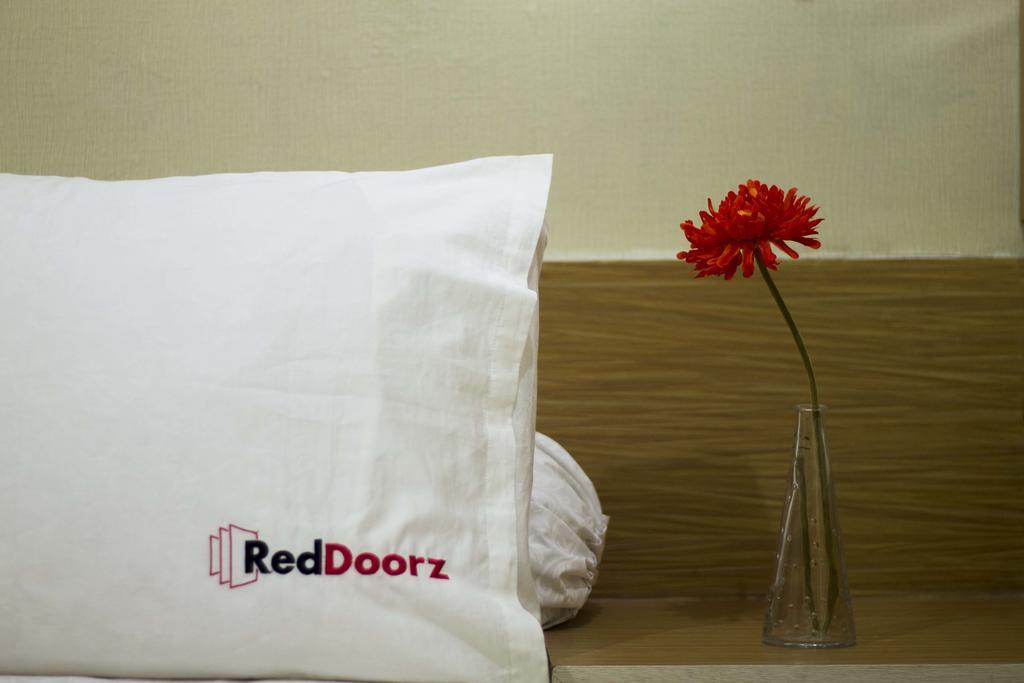 Hotel Reddoorz @ Tanah Baru Depok Exterior foto