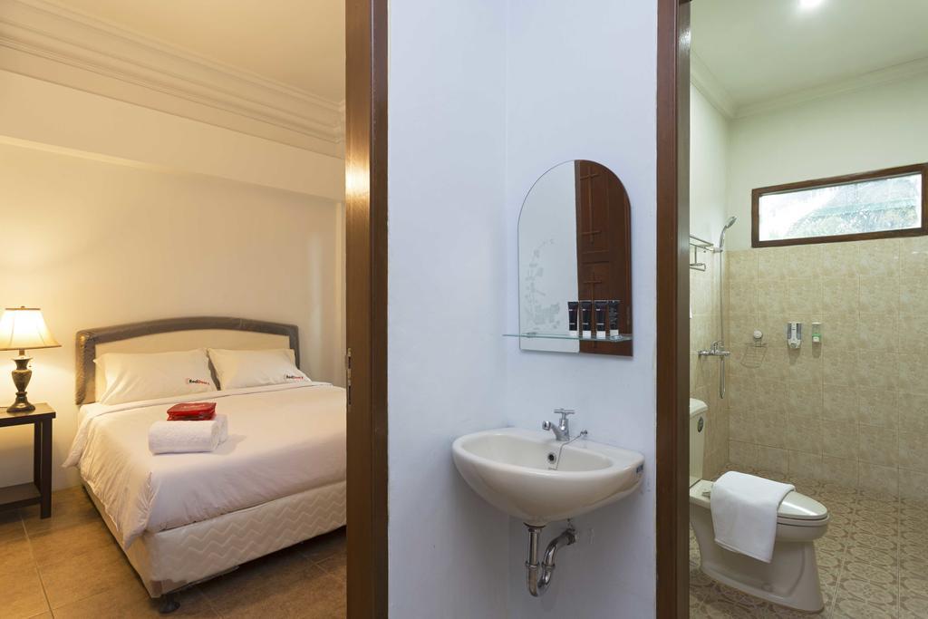 Hotel Reddoorz @ Tanah Baru Depok Exterior foto