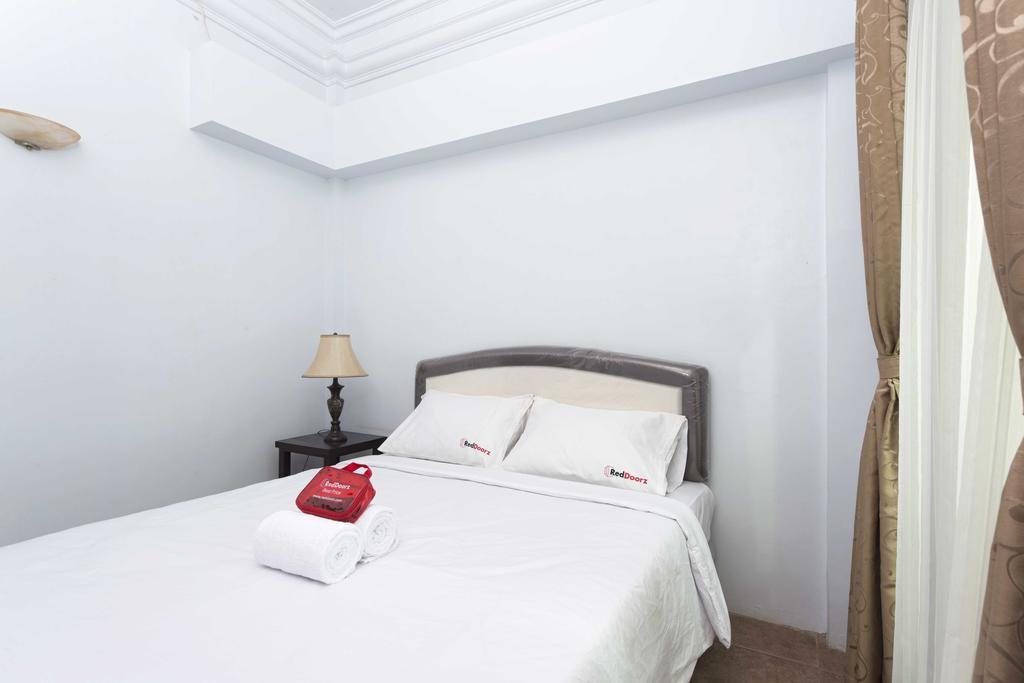 Hotel Reddoorz @ Tanah Baru Depok Exterior foto