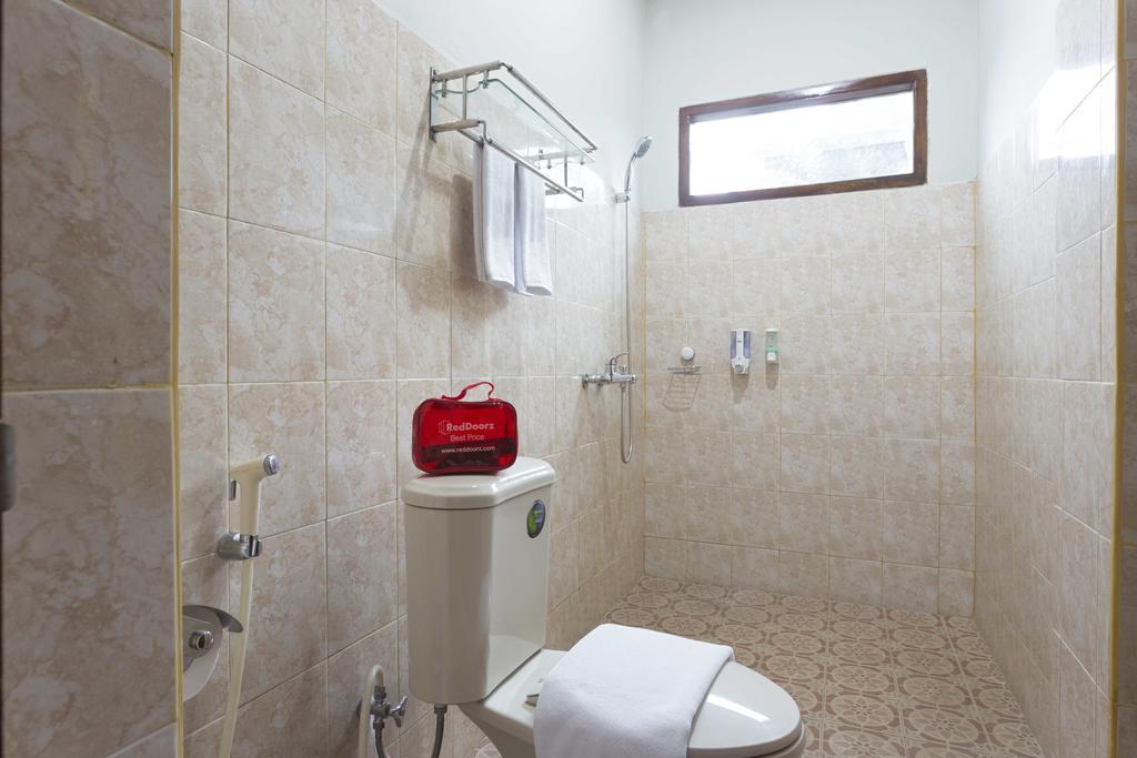 Hotel Reddoorz @ Tanah Baru Depok Exterior foto