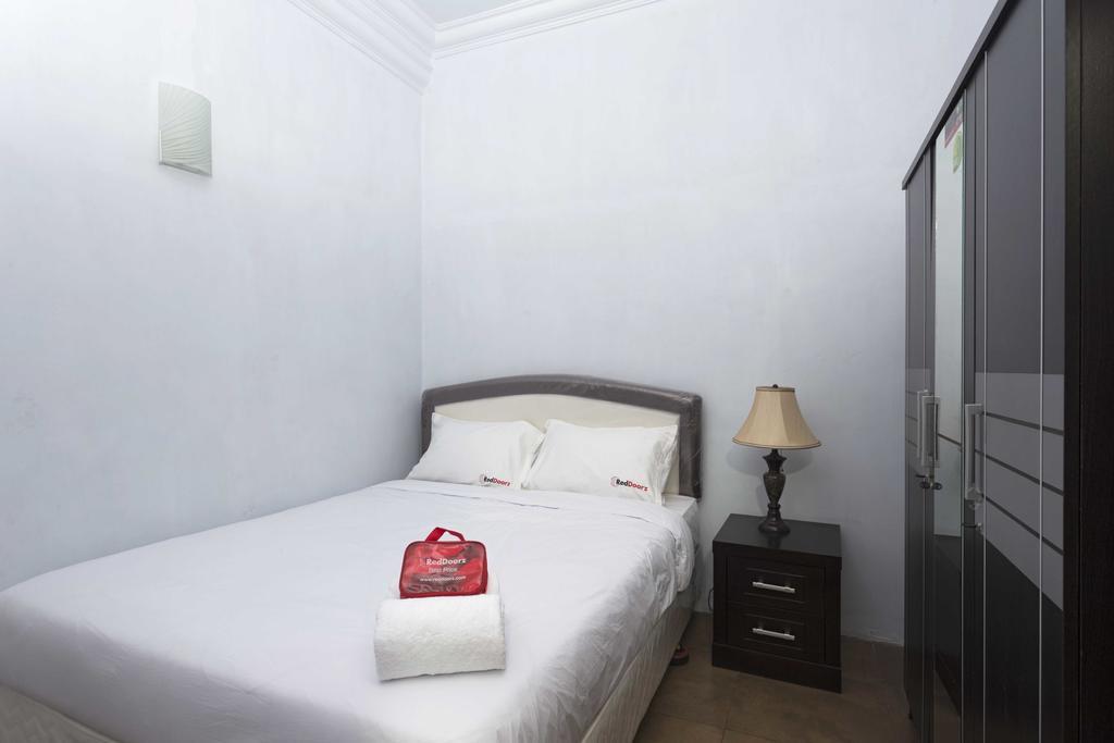 Hotel Reddoorz @ Tanah Baru Depok Exterior foto